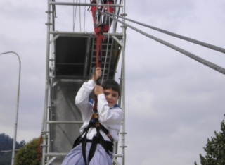 Saltando en tirolina